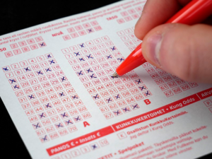 Person filling out lottery numbers