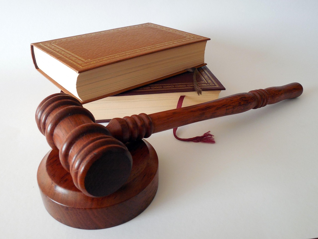 UKGC Navigates Legal Battle Over $200M Lottery Contracts Following Richard Desmond Lawsuit - Image